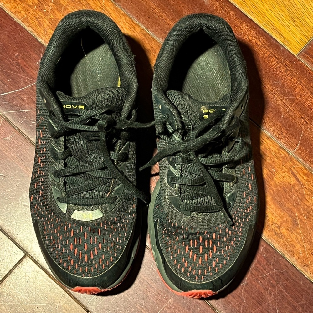 Boys Size 4Y Under Armour Sneakers in good condition